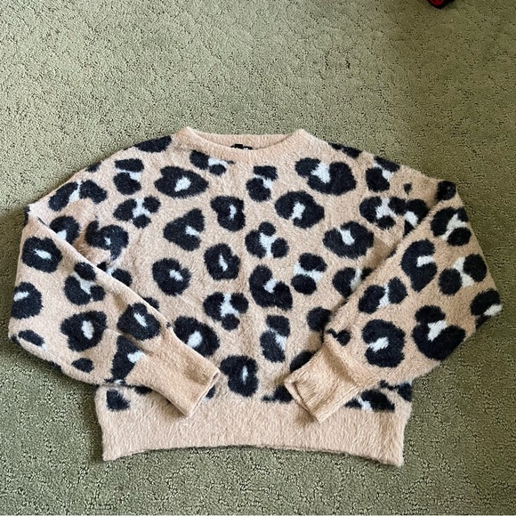 EUC Women’s Express Pullover Leopard Sweater size Small - Picture 1 of 5